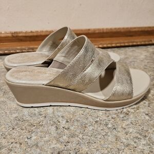 Andrew Geller Filicia wedge sandal gold like new